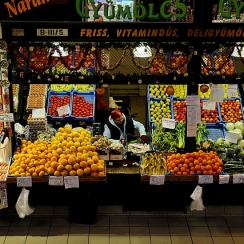 Photo d'un marchand de fruits et légumes